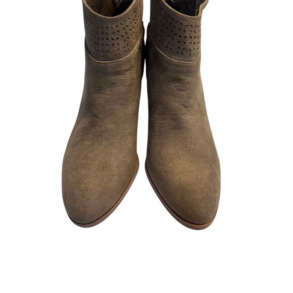 NWT Violet & Red Jackson Lazer Cut Topline Bootie-Taupe-6.5 - Picture 3 of 6